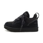 UGG Lowmel Black, orientat spre stânga pe fundal alb