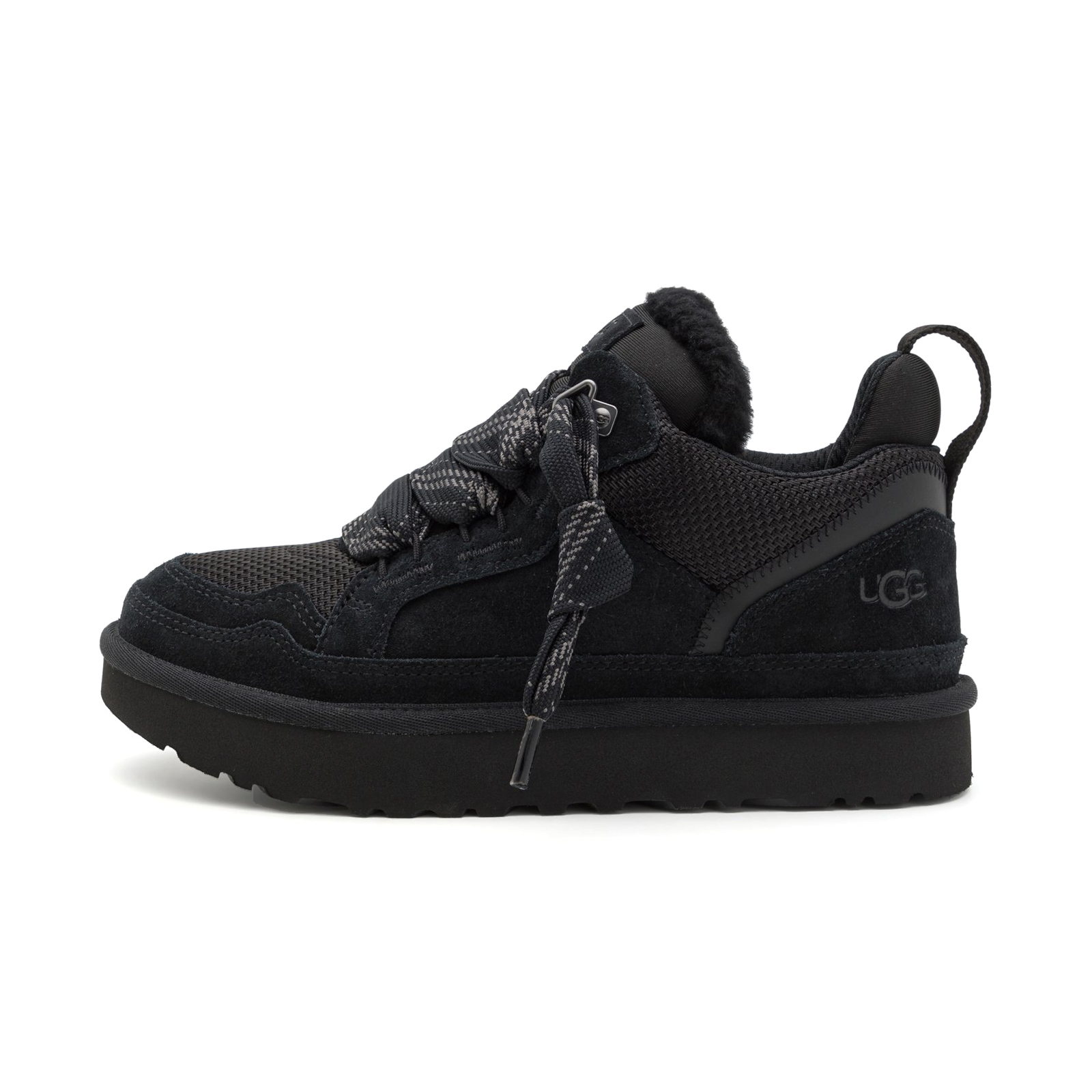 UGG Lowmel Black, orientat spre stânga pe fundal alb