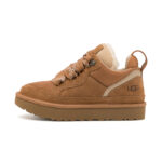 UGG Lowmel Chestunt, orientat spre stânga pe fundal alb