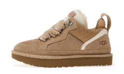 UGG Lowmel Sand, orientat spre stânga pe fundal alb