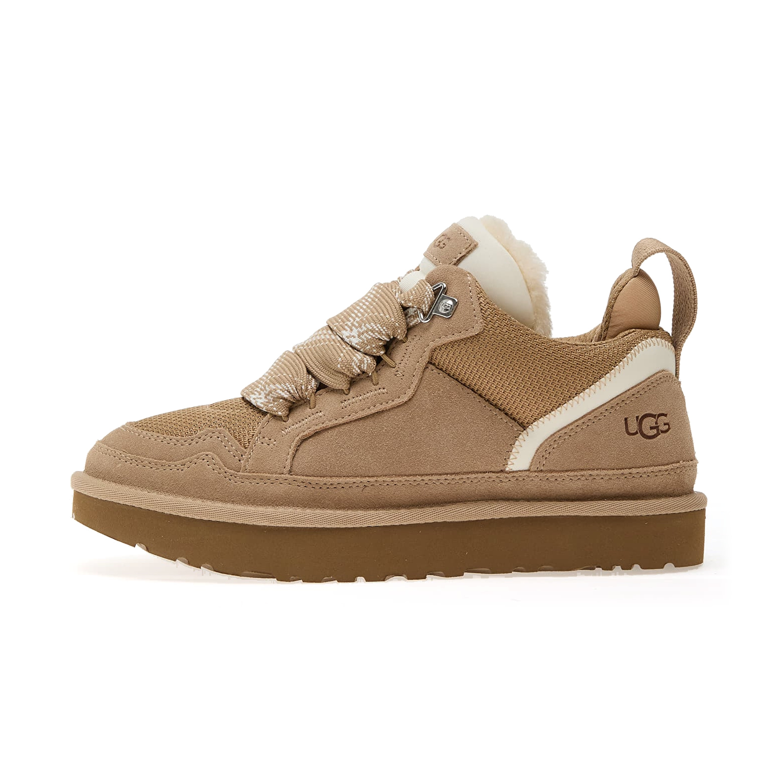 UGG Lowmel Sand, orientat spre stânga pe fundal alb