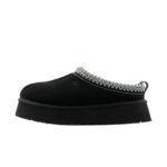 UGG Tazz Slipper Black, orientat spre stânga pe fundal alb