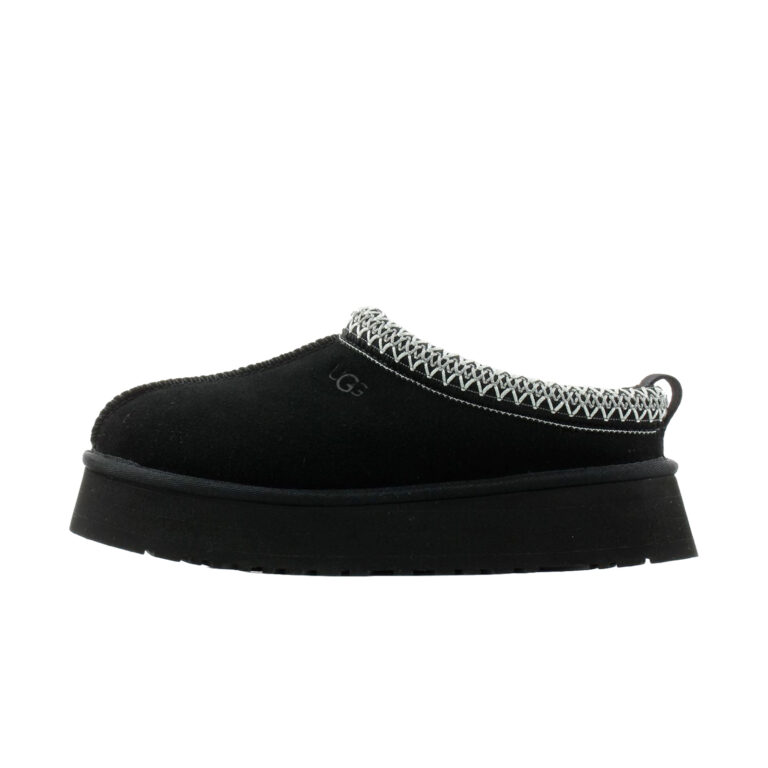 UGG Tazz Slipper Black, orientat spre stânga pe fundal alb