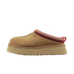 UGG Tazz Slipper Chestnaut, orientat spre stânga pe fundal alb