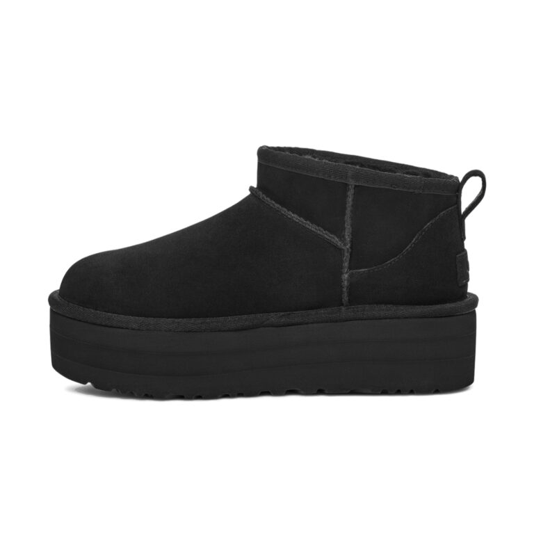 UGG CLASSIC ULTRA MINI PLATFORM BLACK, orientat spre stânga pe fundal alb