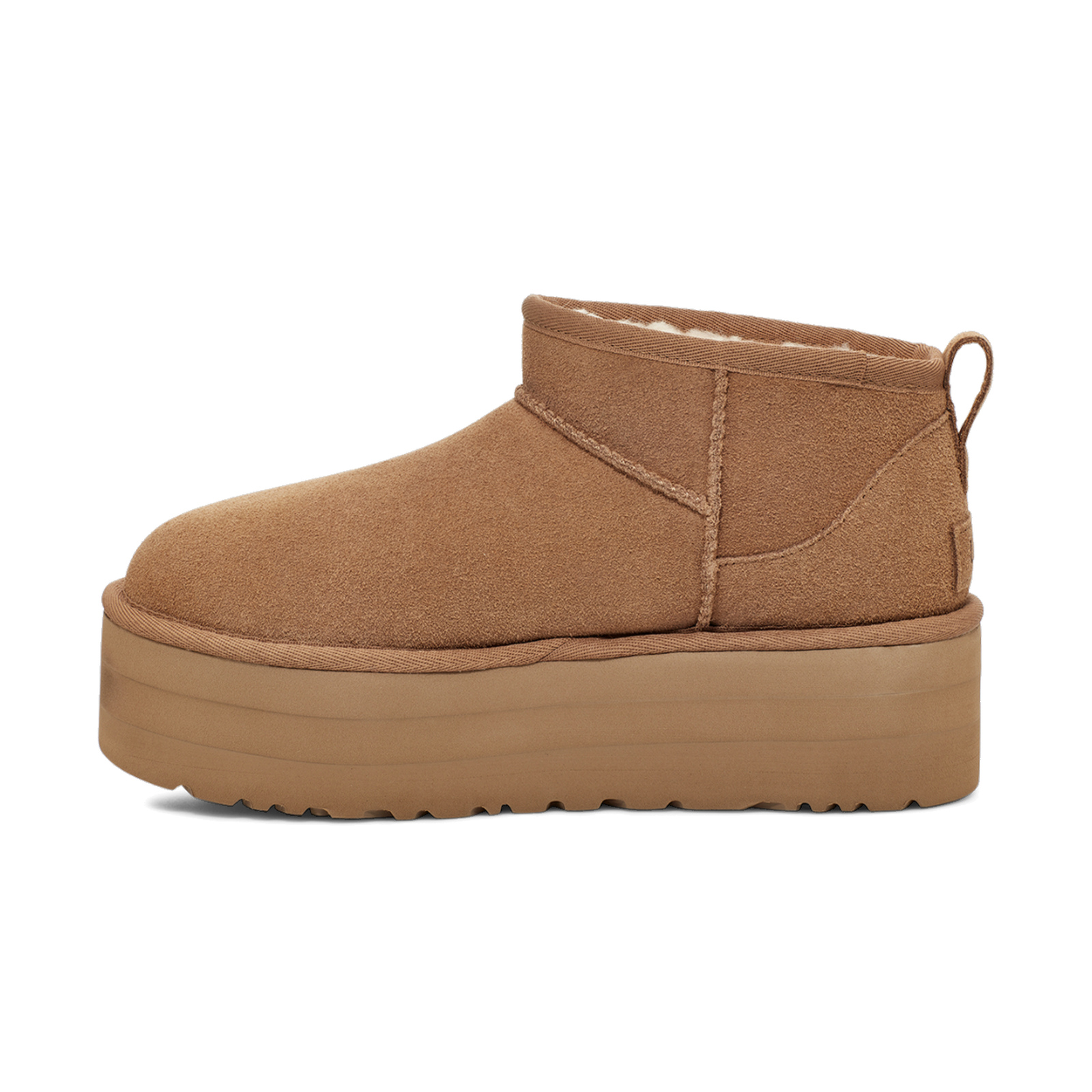 UGG Classic Ultra Mini Platform Chestnut, orientat spre stânga pe fundal alb
