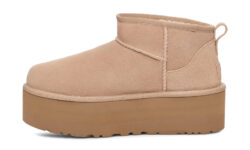 UGG Classic Ultra Mini Platform Sand, orientat spre stânga pe fundal alb