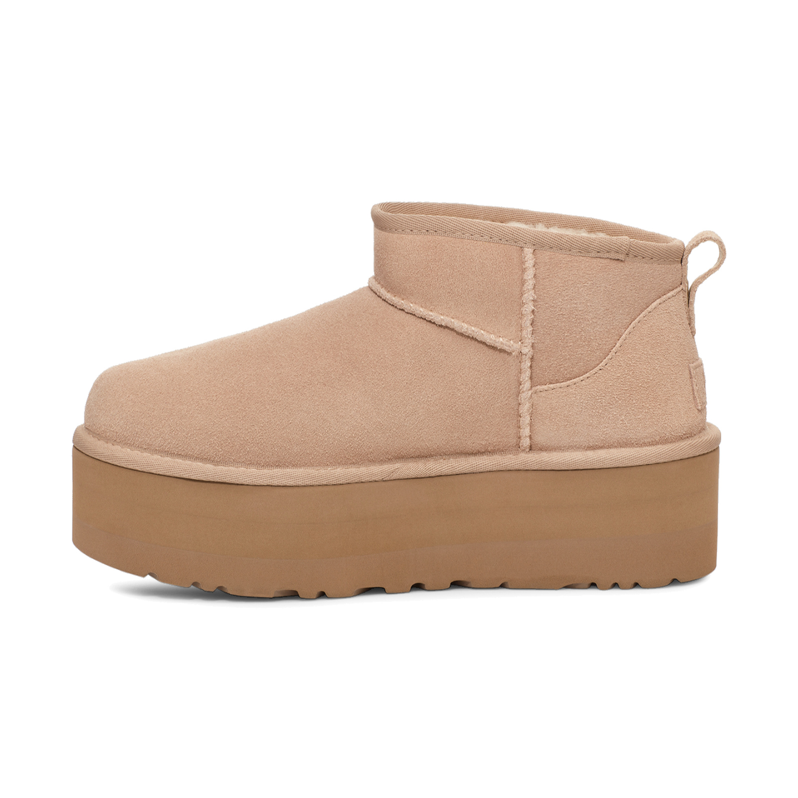 UGG Classic Ultra Mini Platform Sand, orientat spre stânga pe fundal alb