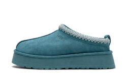 UGG Tazz Slipper Deep Ice, orientat spre stânga pe fundal alb