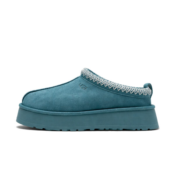 UGG Tazz Slipper Deep Ice, orientat spre stânga pe fundal alb