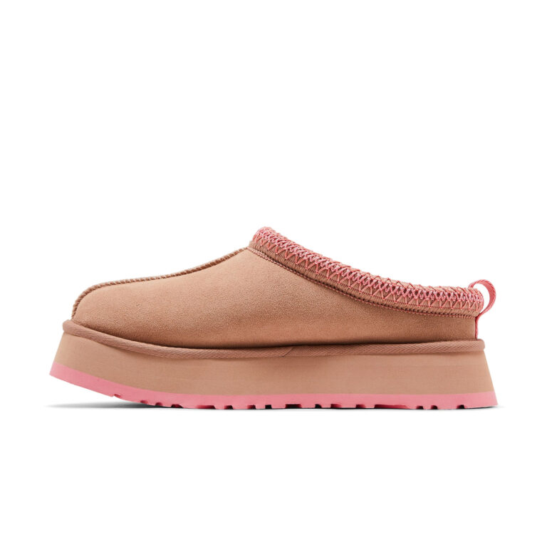 UGG Tazz Slipper Love 25 Arroyo Tropical Pink, orientat spre stânga pe fundal alb