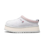 UGG Tazz Slipper Love 25 Baby Fog, orientat spre stânga pe fundal alb
