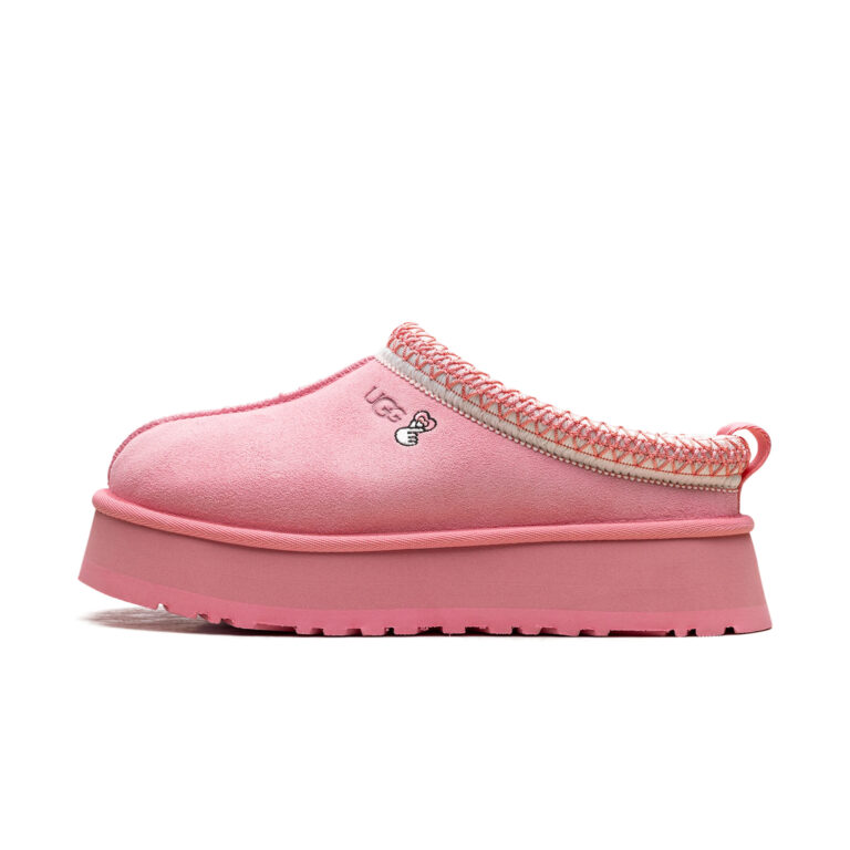 UGG Tazz Slipper Love 25 Tropical Pink, orientat spre stânga pe fundal alb