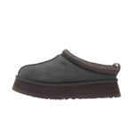 UGG Tazz Slipper Obsidian, orientat spre stânga pe fundal alb