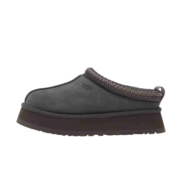 UGG Tazz Slipper Obsidian, orientat spre stânga pe fundal alb