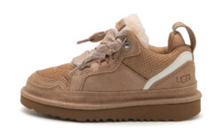 UGG Copii Lowmel – Sand, orientat spre stânga pe fundal alb