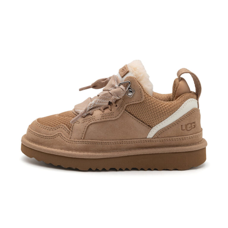 UGG Copii Lowmel – Sand, orientat spre stânga pe fundal alb