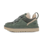 UGG Lowmel Deep Shade, orientat spre stânga pe fundal alb