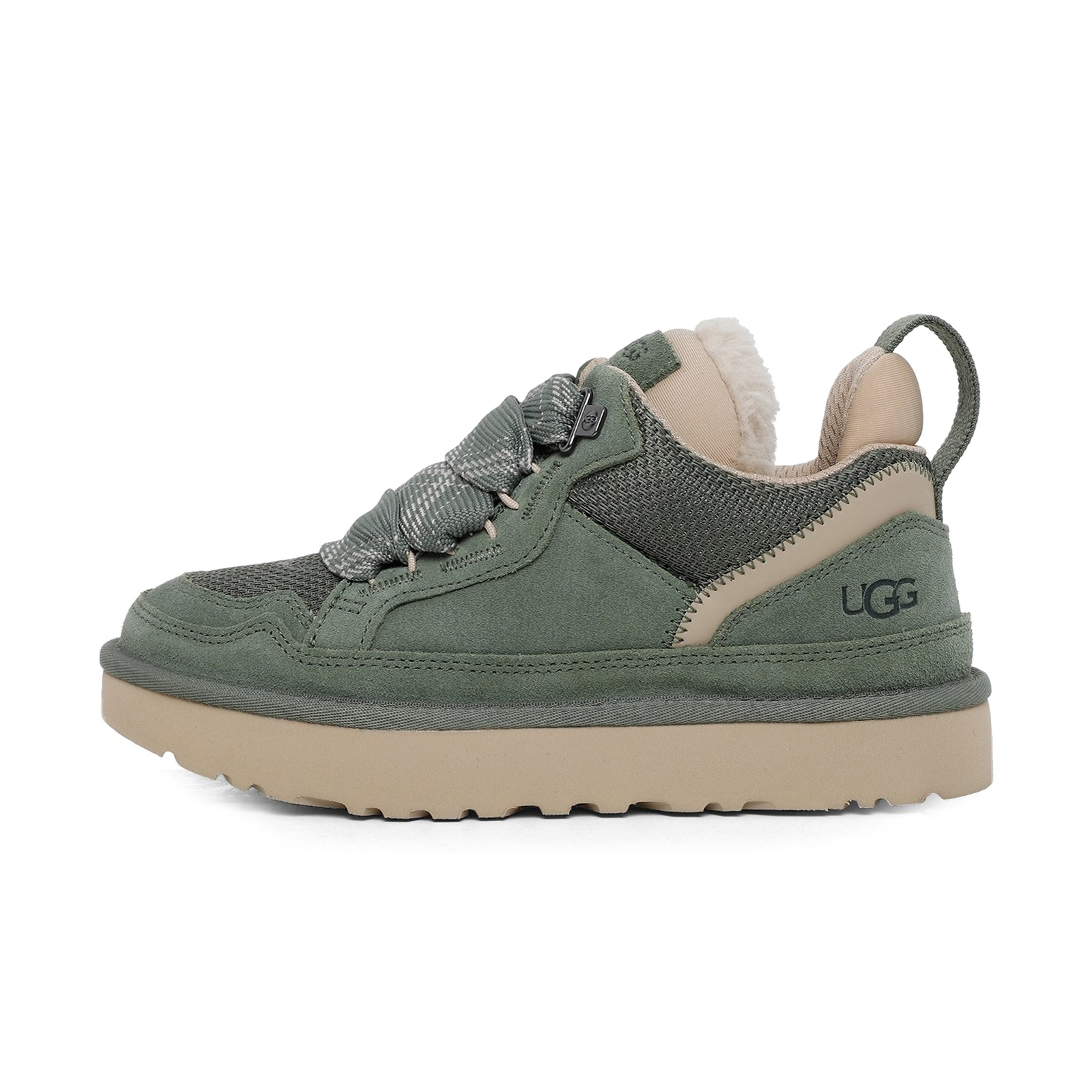 UGG Lowmel Deep Shade, orientat spre stânga pe fundal alb