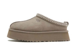 UGG Tazz Slipper Grey, orientat spre stânga pe fundal alb