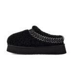 UGG Tazz Slipper Heritage Braid Black, orientat spre stânga pe fundal alb