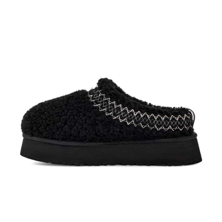 UGG Tazz Slipper Heritage Braid Black, orientat spre stânga pe fundal alb