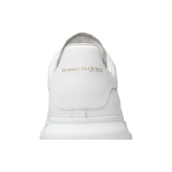 Alexander McQueen Oversized Sneaker White, detaliu călcâi și logo