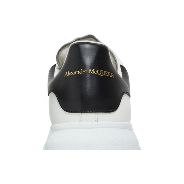 Alexander McQueen Oversized Sneaker White/Black, detaliu călcâi și logo