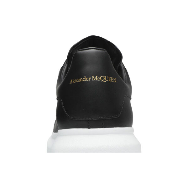 Alexander McQueen Oversized Sneaker Black/White, detaliu călcâi și logo