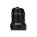 Alexander McQueen Oversized Sneaker Full Black, detaliu călcâi și logo