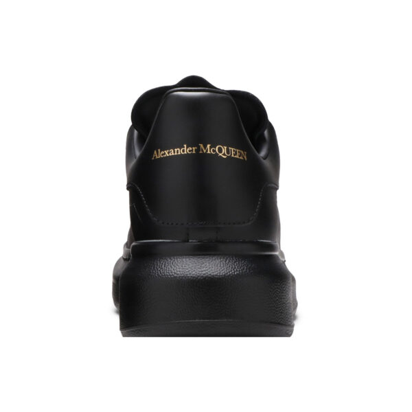 Alexander McQueen Oversized Sneaker Full Black, detaliu călcâi și logo